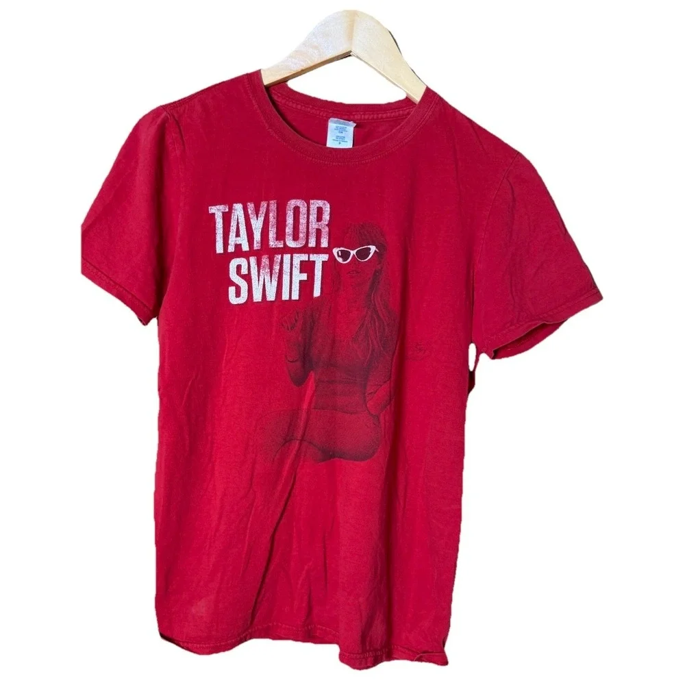 Taylor Swift Red Tour 2013 Concert White Sun Glasses T-Shirt Small Gildan‎ EUC